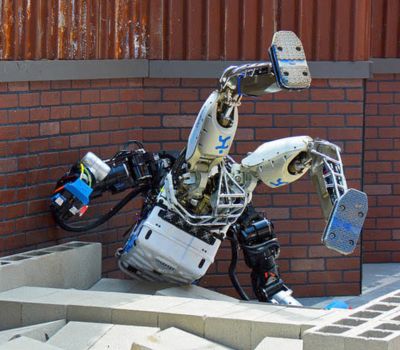 Perché i robot umanoidi continuano a cadere mentre gli esseri umani lo fanno raramente?